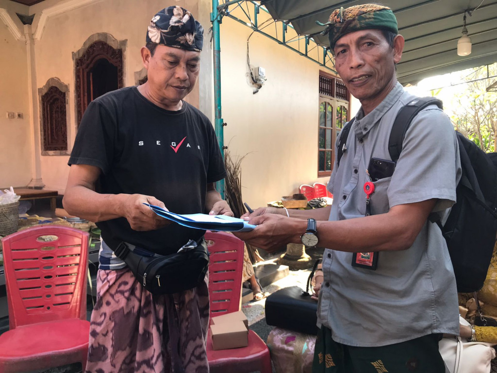 Implementasi Dalung Smartvillage, Penyerahan Akta Kematian di Banjar Lebak, Desa Dalung
